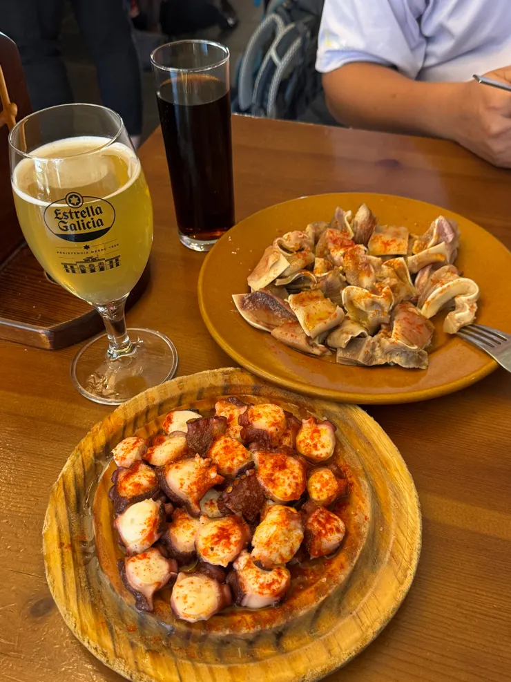 醬醬～～豬耳朵還有章魚配上超好喝的檸檬啤酒。（豬耳朵口感有點爛，然後只有川燙過所以腥味很重）