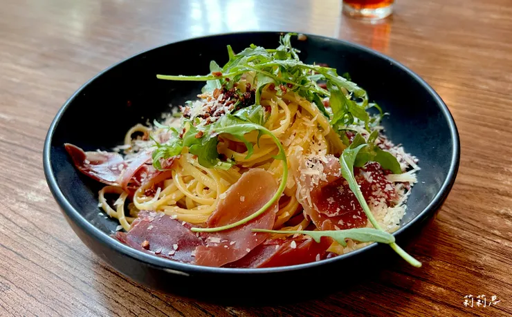 生火腿蒜味奶油義大利麵