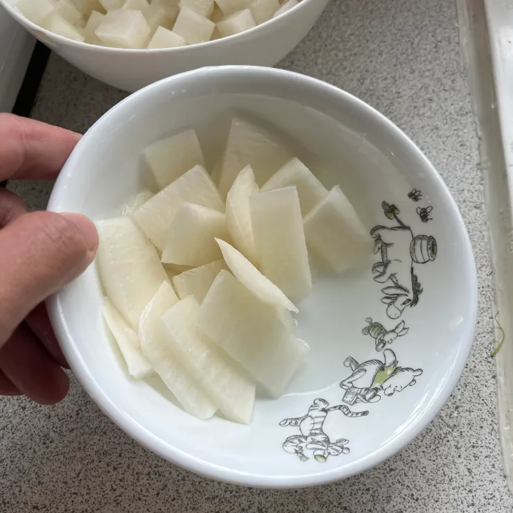 這碗就是切下來的邊角料,殺青後會出很多水