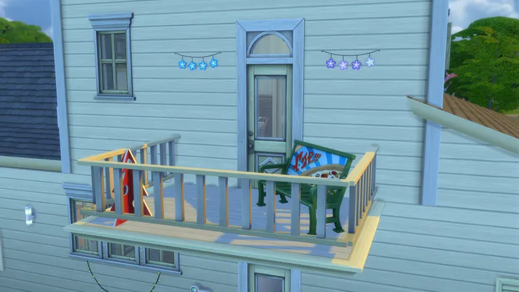 在露台看不到後門的裝飾,但看得到從這邊進出的人。