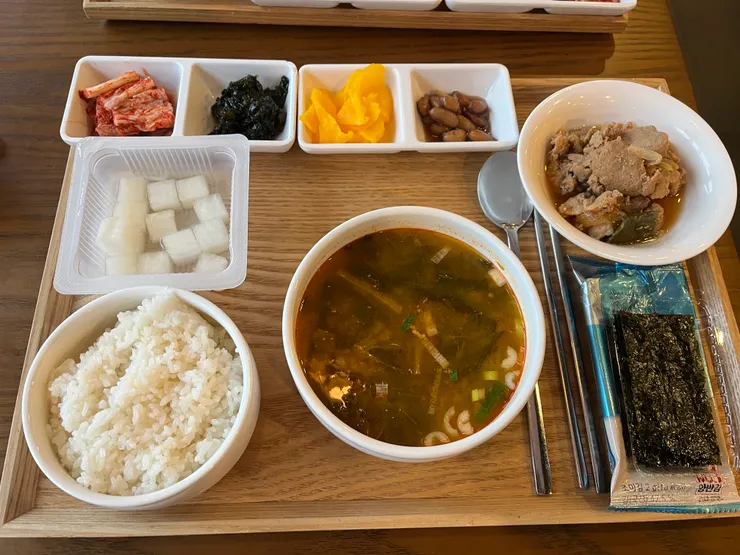 其中一餐的模樣,上面的就是小菜(飯饌)