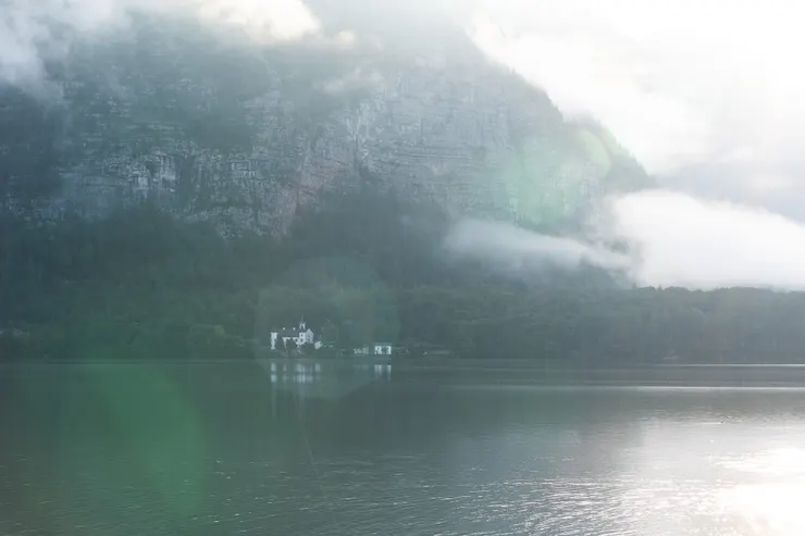 住的Airbnb剛好位在湖邊，有著自己的小陽台，早上醒來映入眼簾的就是世界最美小鎮的湖景，在陽台上喝著咖啡是最好的享受