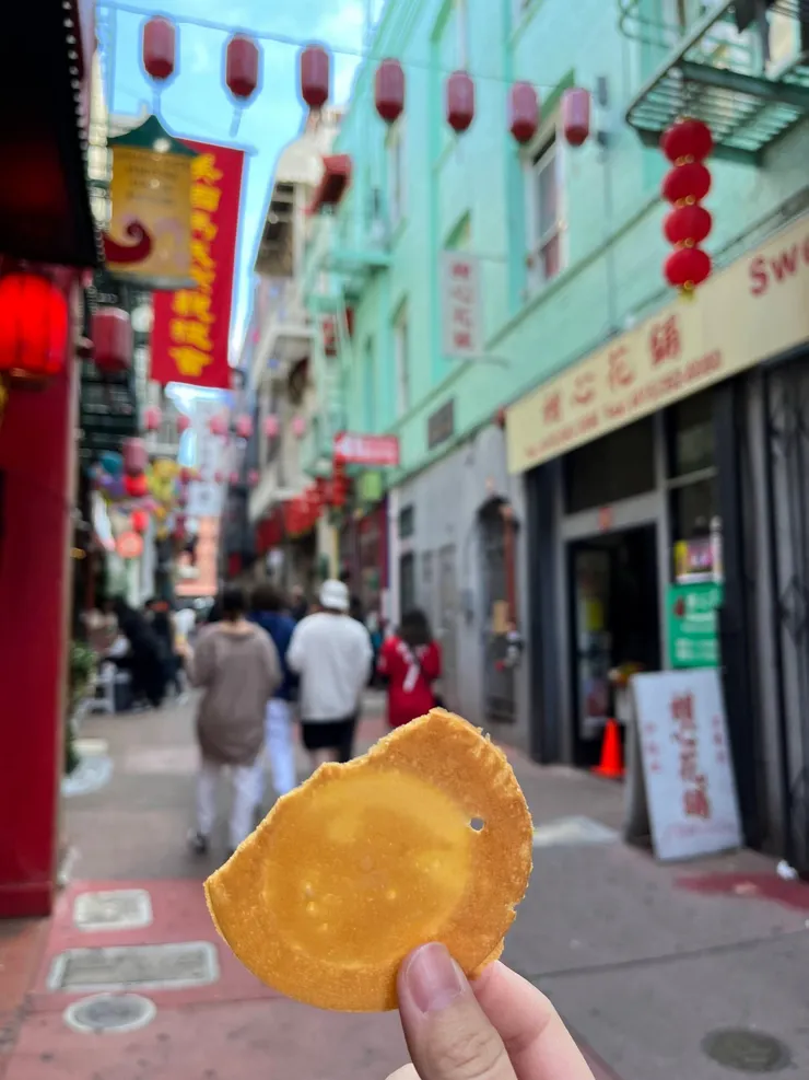 金門餅食公司 招待現烤香噴噴的幸運餅乾