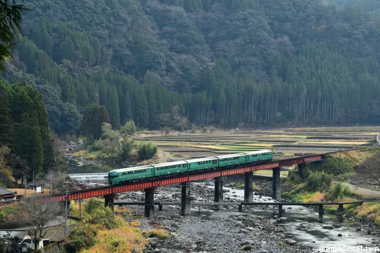 從一條上山的道路旁俯瞰第五玖珠川橋