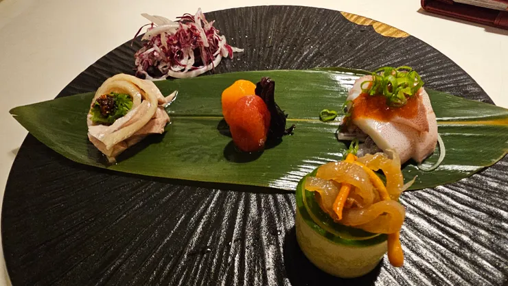 這是板橋凱撒大飯店家宴中餐廳套餐的前菜!看起來相當精緻美味!