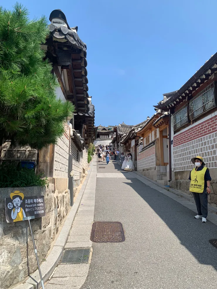 北村韓屋，人潮絡繹不絕。千萬別幻想只拍房子，沒拍到人。爬坡很累，可坐公車「鐘路02」，直達巷口附近。