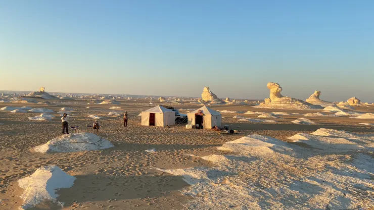 嚮導自己的白帳篷隱藏在一片白色石灰岩中