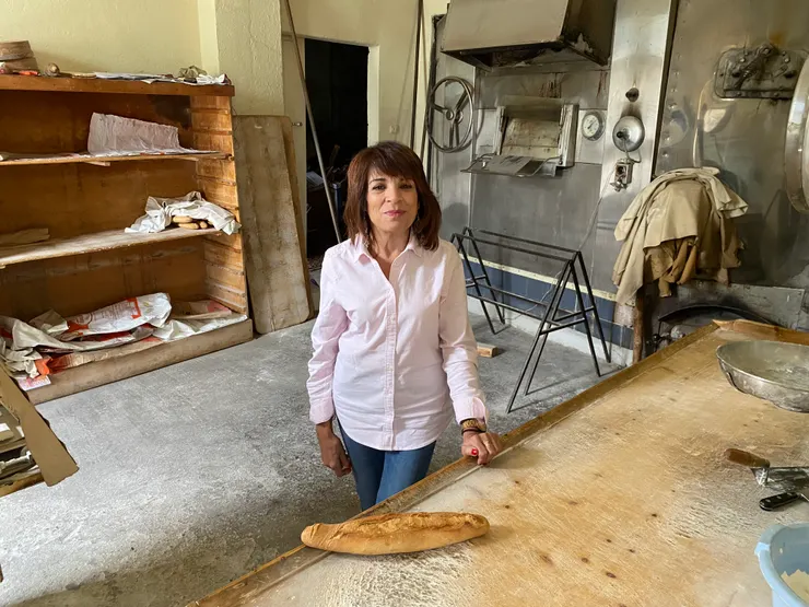 還去對面買法棍來吃。