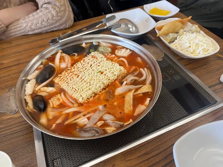 三人份海鮮口味加泡麵