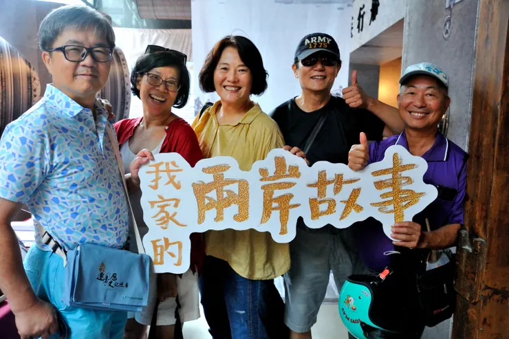 【看展留念照,裕釗、明珠、爾祥、果明、翰林。】