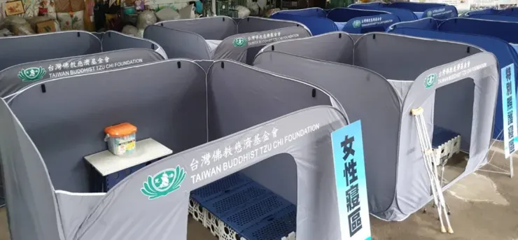 慈濟基金會提供的「福慧隔屏」避難所