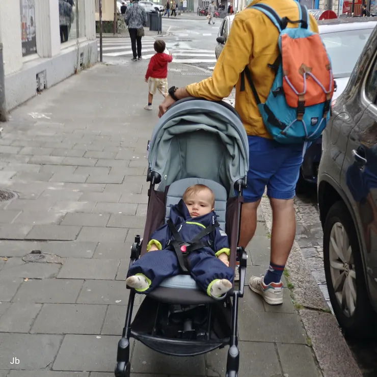 【繞一圈回家！街景之五，表情帶點憂鬱的小貝比。】