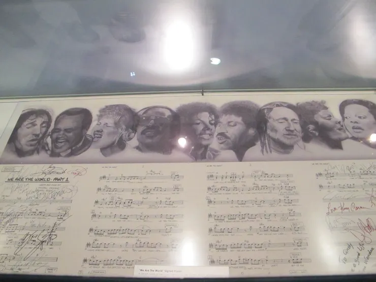 我覺得酒店方很有心和厲害，居然連樂譜都找得到。懂得音樂的朋友不妨以另一個方式了解一下這首歌。