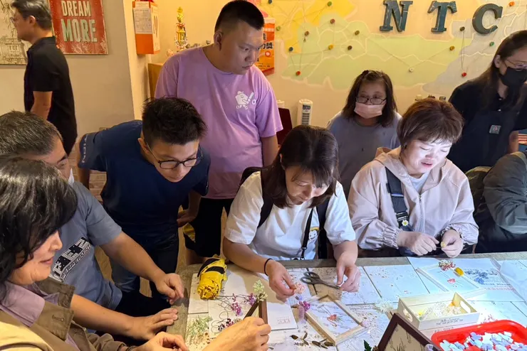 （圖說：新豐小作所服務使用者們與韓國貴賓一同製作手工相框。）