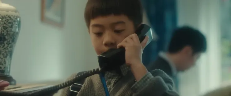 童年的高庭生,總站在達摩前等待母親來電