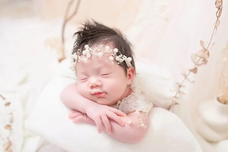 安撫師與助理導引寶寶進入拍攝狀態。Yes Man專業攝影工作室/提供