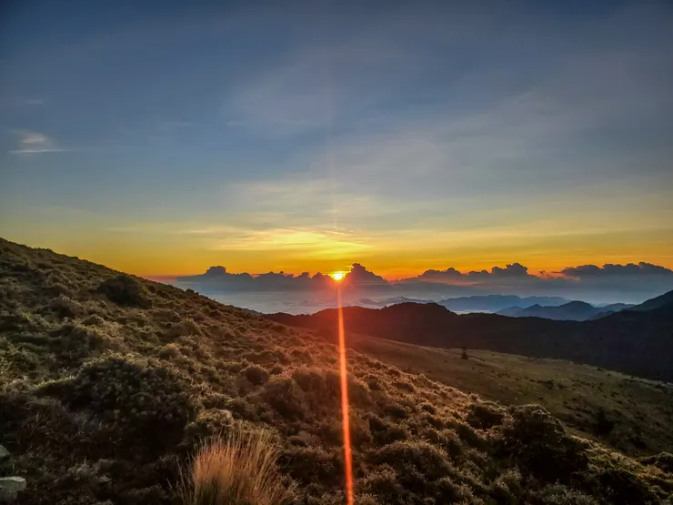 是日出前最美的橘紅色耶！！