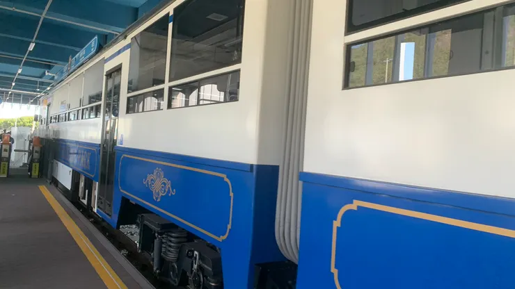 今天搭到的是藍色列車。