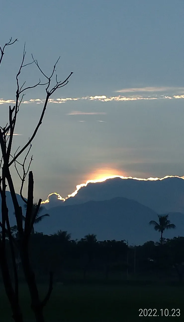屏東河濱公園朝陽初昇起的稜線，自拍攝