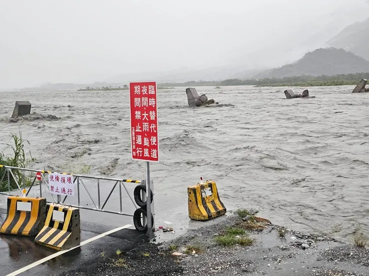 消失在洪水中的高寮大橋（便橋），原本的大橋已被918地震摧毀。