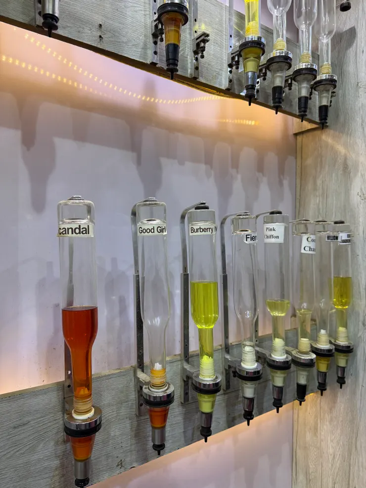 店裡有各式調劑好的香水（不乏仿各有名的調香）