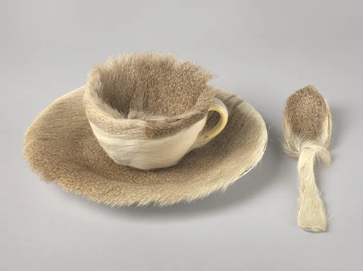 梅德瑞·歐本漢（Méret Oppenheim），《皮草午餐》（Le Déjeuner en fourrure），1936。