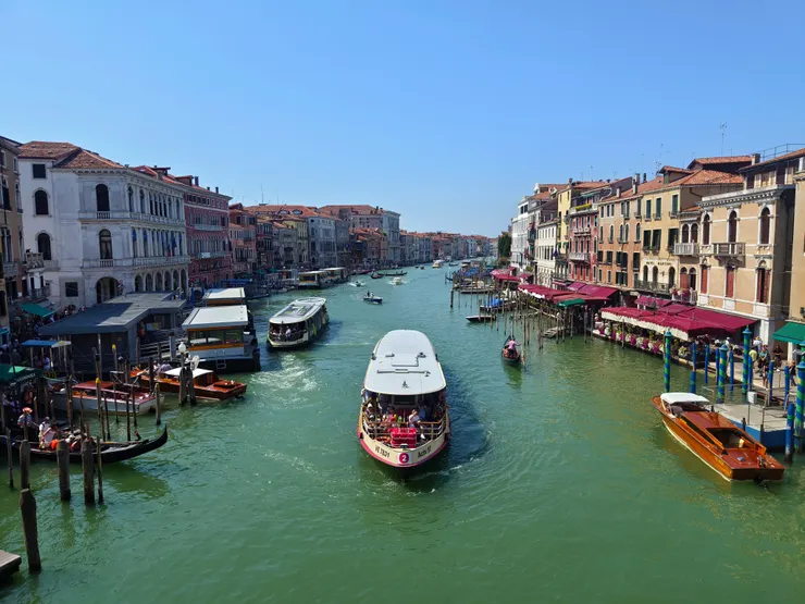 在里阿爾托橋上欣賞威尼斯大運河及兩岸建築物