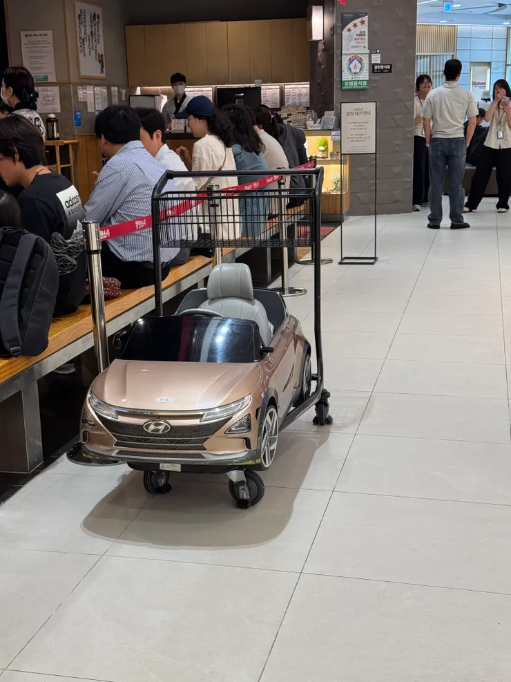 小朋友坐的推車好有趣