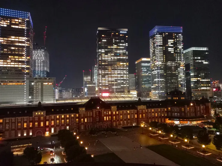 位於七樓餐廳外面的露台左側,可以看見完整的東京車站與其背後的高樓大廈,不曉得那些燈光亮著的地方是不是還在加班呢(喂)