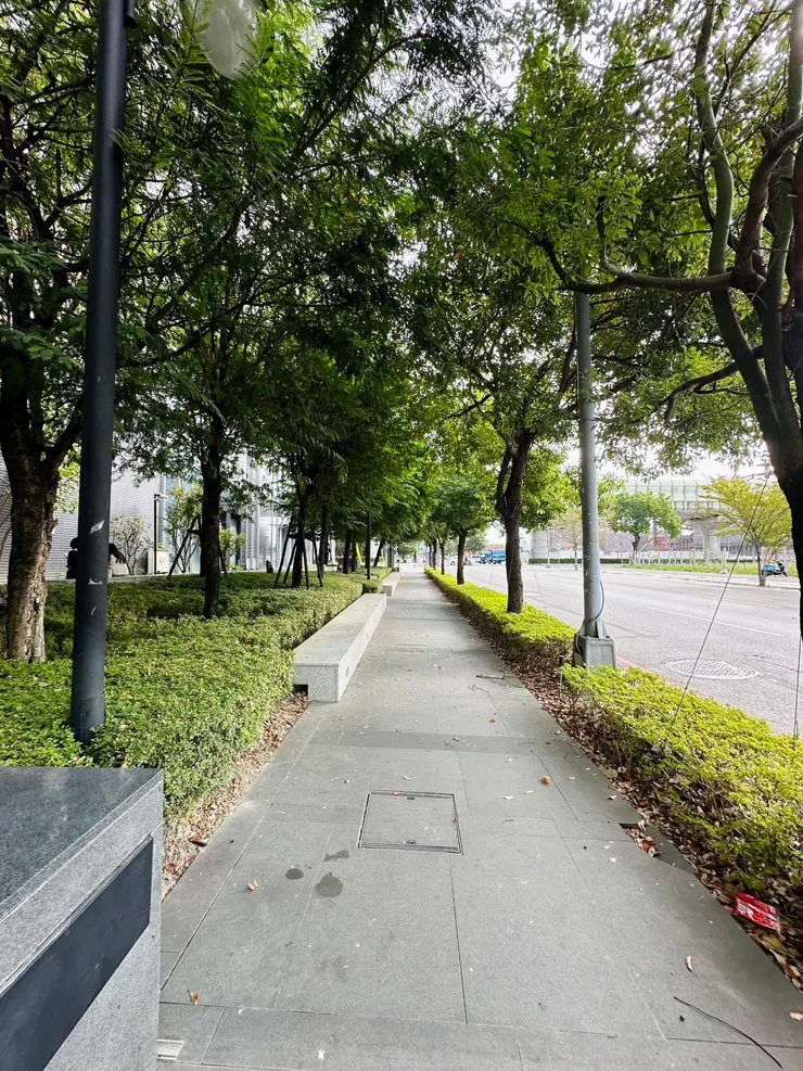 即使停在外面的收費停車場，這周遭的人行路對於輪子族都算平整好推行