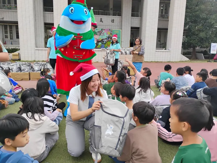 海洋公園化身聖誕老人，為孩子們送上特別聖誕驚喜。