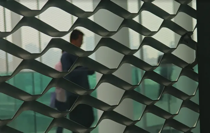 立體的金屬擴張網（Expanded Metal），其獨特的波浪狀幾何結構構成了強烈的視覺層次