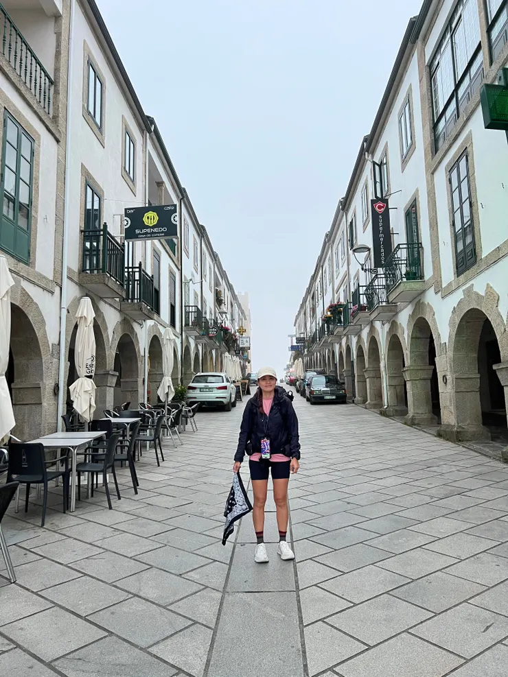 第二天portomarin到Palas de rei的裝扮，早晨出發時氣温約10度，很冷又起霧，防風防潑水外套必須要有。