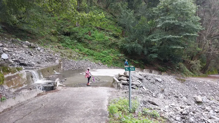 5.5K處 山崩碎石, 山泉水不斷湧出