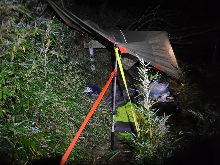 勉強搭一搭，但由於我的帳是六角金字塔，所以也只能將就拉點當天幕了