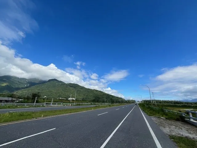 風景很漂亮，路很直