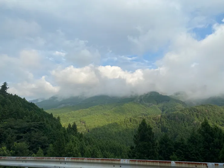 走回巴士站的途中撥雲見日的一景