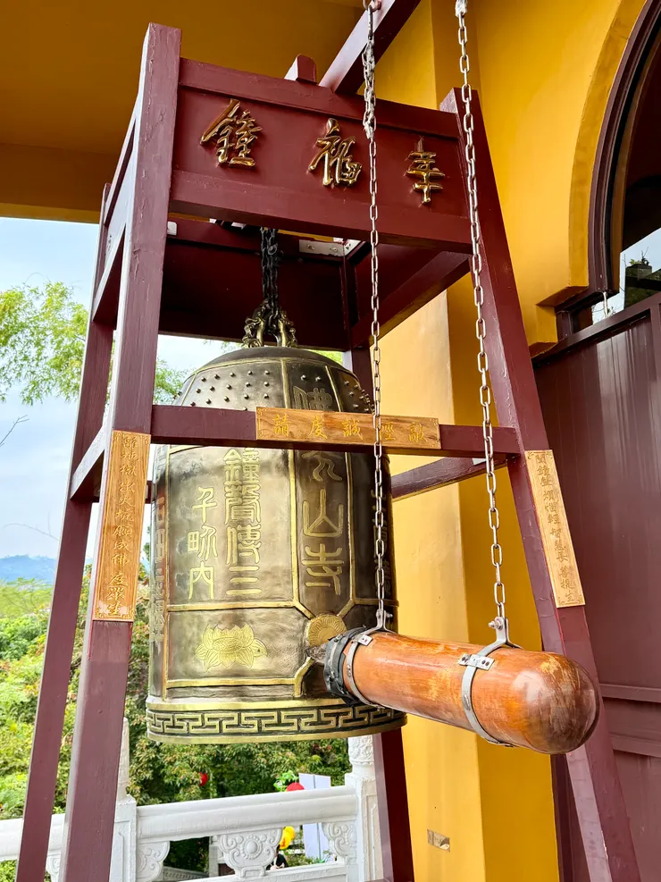 「地藏殿」外的幸福鐘，＂聞鐘聲，煩惱輕，智慧長，菩提生；離地獄，出火坑，願成佛，度眾生。＂