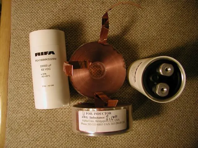 上圖是小弟預計使用的電容及電感,電容是昨天剛剛收到的 RIFA PEH169 22000uF,空心電感則是以 14 GA 線徑繞制的 2.0mH,體積及重量都相當可觀。經過實測之後的 RIPPLE VOLTAGE 降到大約只有 10mV,效果相當不錯
