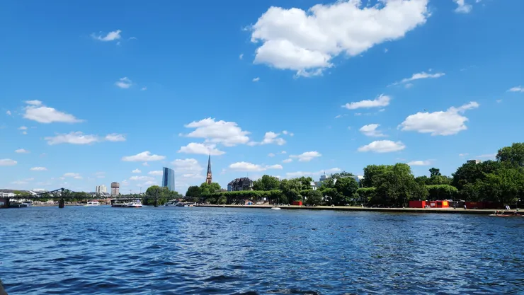 美因河是德國境內的一條河流,流經巴伐利亞邦、巴登-符騰堡邦和黑森邦,全長524公里,最終在美因茲注入萊茵河。 美因河是萊茵河東岸最大的支流,沿河上溯,還可透過美茵-多瑙河運河與黑海連通,頗具航利。相對於許多國際河川,全段皆在德國境內者,美因河長度排行第一。