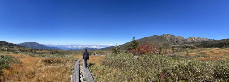 彌陀之原10月中旬一景,左邊是鍬崎山,右邊是大日連峰。