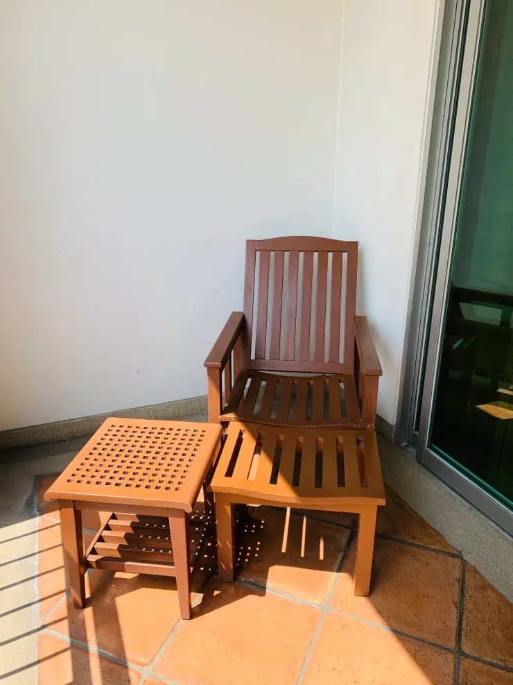 房間有小陽台,晚上可以在這裡喝飲料,但還是房間內有冷氣比較舒服。