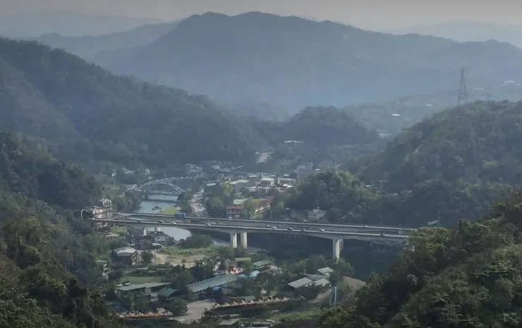 國道五號開通前，人們和自然共存；國道五號開通後，帶走坪林的人潮。