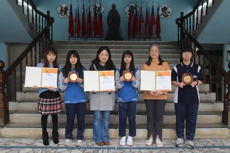 竹林中學全民中檢語文菁英獎得獎同學與指導教師合影