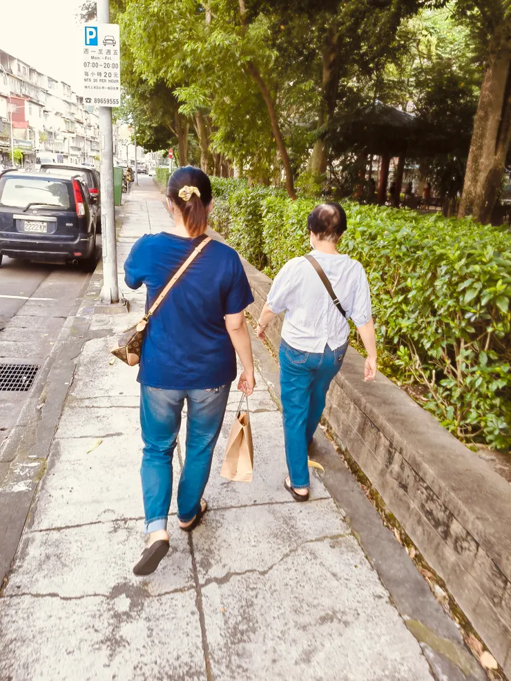 姐姐會在媽媽眼球治療時,陪伴媽媽,而且我在新北這幾天,姐姐有得到媽媽的真傳