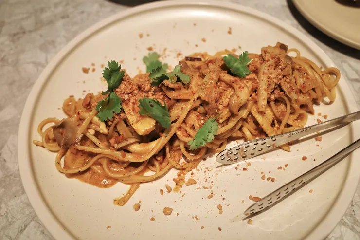 【川味麻香麵】NT$350。乾辣椒、花椒、秀珍菇、榨菜、玉米筍、特製麻辣醬、香菜、花生、、細型扁麵 | Dried Chiles, Sichuan Peppercorns, Oyster Mushrooms, Pickled Mustard Tuber, Baby Corn, Special Hot Sace, Coriander, Peanuts, Linguine