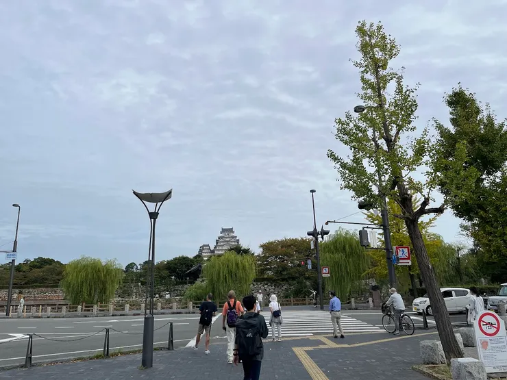 最後一個斑馬線，就快到姬路城（庭園）了！但離售票處（付費參觀區）還很遠。