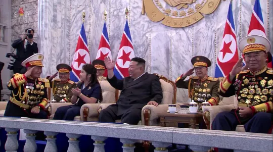 朝鮮中央電視台9日播出8日下午於金日成廣場舉行的紀念成立政權75周年