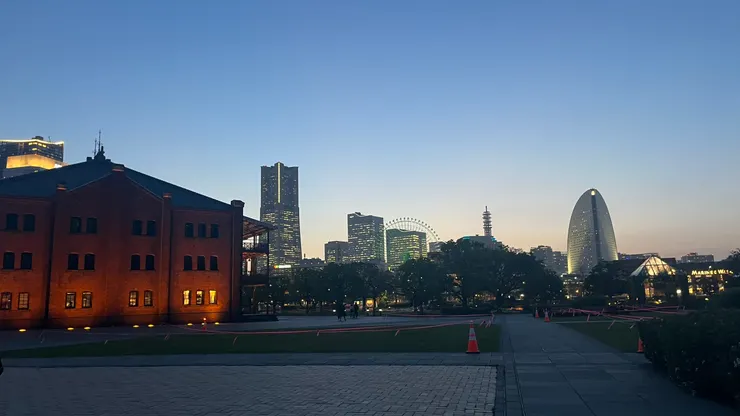 大樓點燈後又是另一種感覺。