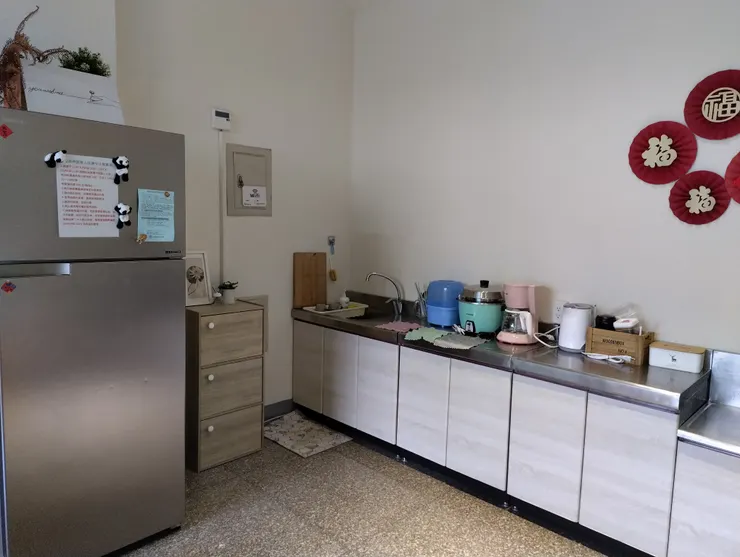 一樓公共空間有冰箱 電鍋 咖啡壺 奶瓶消毒鍋